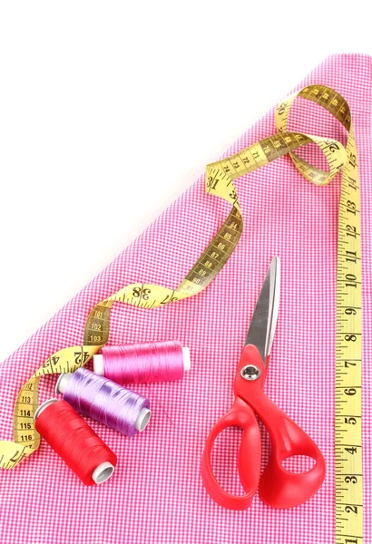 Nożyczki, nici, taśmy pomiarowe i wzór na tkaninie na białym tle — Zdjęcie stockowe