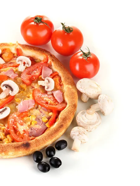 Ароматична піца з овочами та грибами крупним планом ізольована на білому — стокове фото
