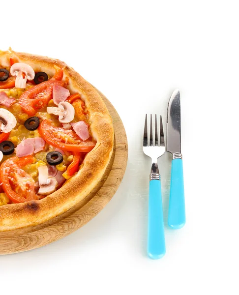 Aromatische Pizza mit Gabel und Messer in Großaufnahme isoliert auf weiß — Stockfoto