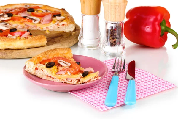 Состав с ломтиком пиццы на тарелке крупным планом изолирован на белом — стоковое фото