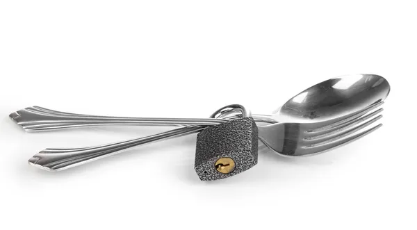 Tenedor y cuchara con candado aislado en blanco — Foto de Stock