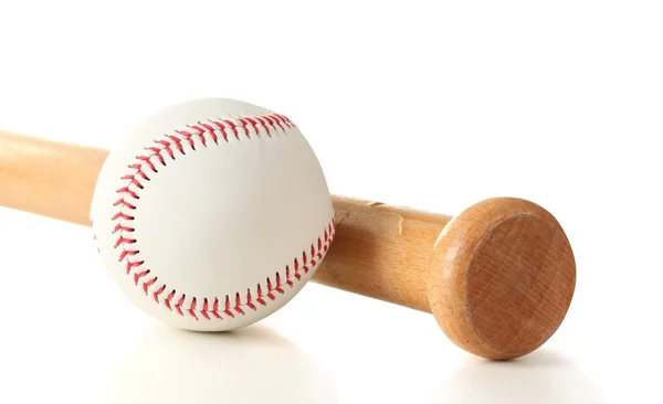 Pelota de béisbol y bate aislado en blanco — Foto de Stock