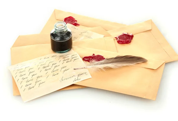 Penas, tinta e letras antigas isoladas em branco — Fotografia de Stock
