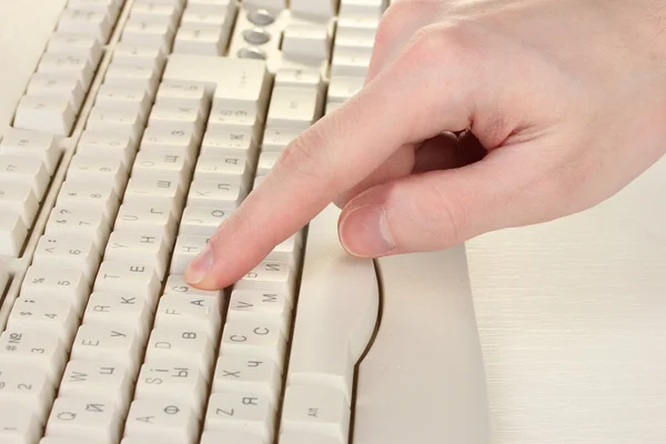 Mano maschile digitando sulla tastiera isolata su bianco — Foto Stock