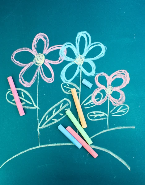 Цветы, детский рисунок мелом — стоковое фото
