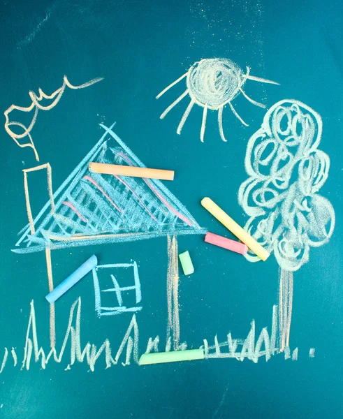 Huis, kind de tekenen met krijt — Stockfoto