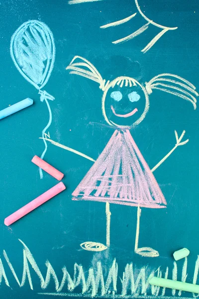 Девочка, ребенок рисует мелом — стоковое фото