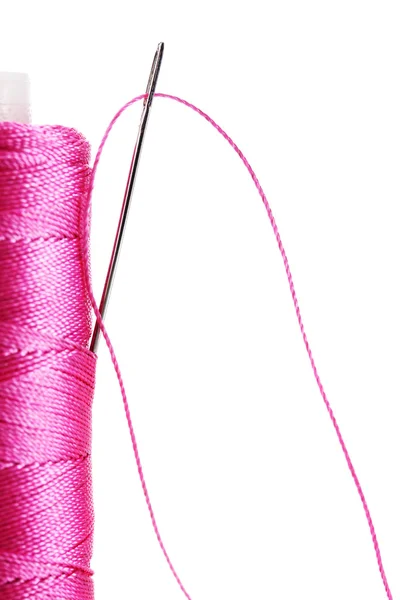 白で隔離される針で糸をピンク — ストック写真