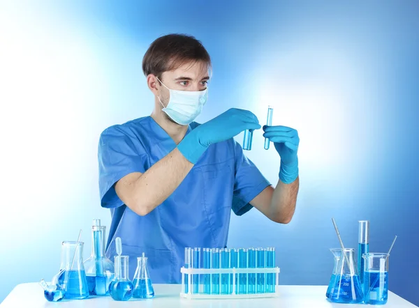 Cientista que trabalha com tubos de ensaio químicos em laboratório — Fotografia de Stock