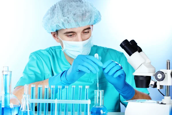 Wetenschapper in het lab werken met chemische stoffen test-buizen — Stockfoto