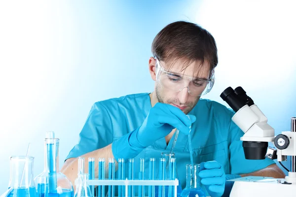 Wissenschaftler arbeiten mit chemischen Reagenzgläsern im Labor — Stockfoto