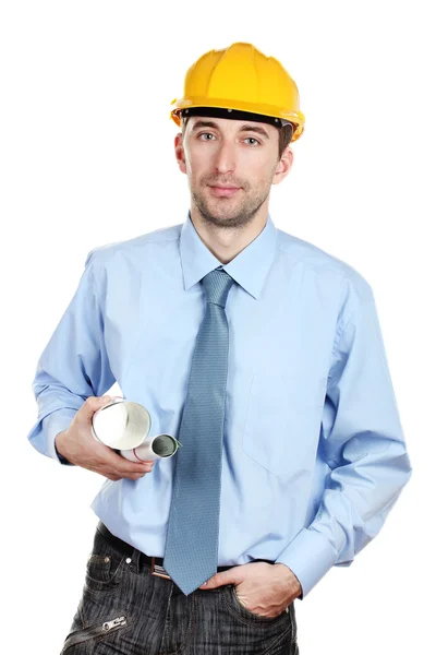 Молодой человек архитектор со шлемом и сквозняком изолирован на белом — стоковое фото