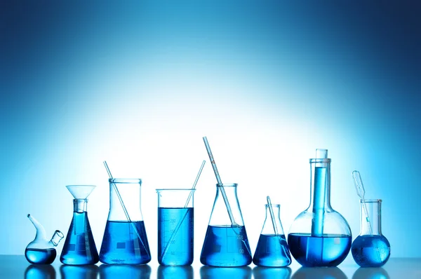 Test-buizen met blauwe vloeistof op blauwe achtergrond — Stockfoto