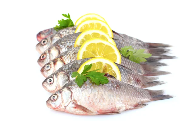 Свежие рыбы с лимоном и петрушкой изолированы на белом — стоковое фото