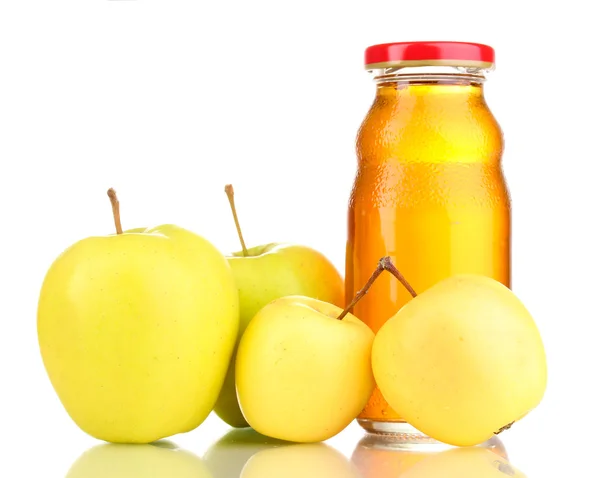 Süße Äpfel und Apfelsaft isoliert auf weiß — Stockfoto