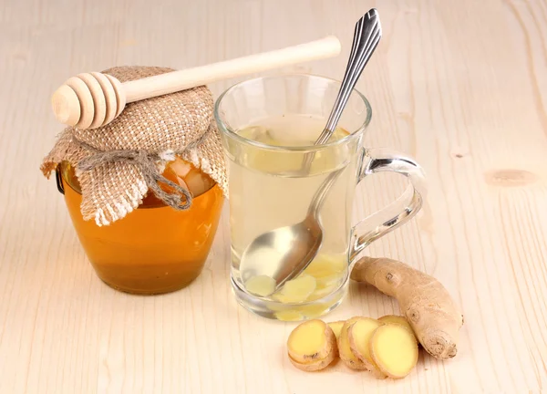 Здоровий імбирний чай з медом на дерев'яному фоні — стокове фото