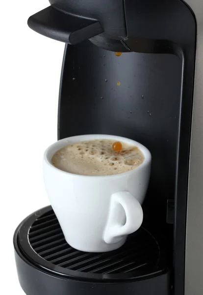 白で隔離されるカップにコーヒーを注いでエスプレッソ マシン — ストック写真