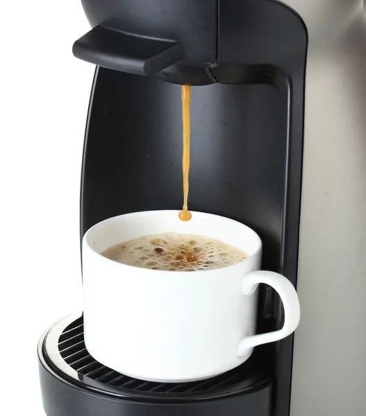 Μηχανή espresso που ρίχνει καφέ στο Κύπελλο απομονωθεί σε λευκό — Φωτογραφία Αρχείου