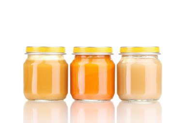 Bebek püresi üzerinde beyaz izole kavanoz