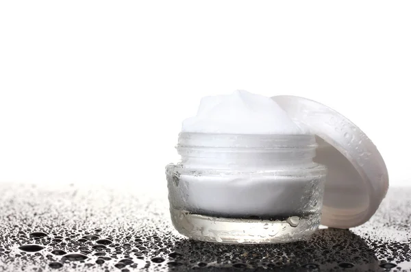 Crema cosmética en la mesa aislada en blanco — Foto de Stock