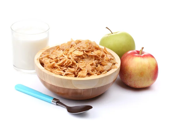 Välsmakande cornflakes i träskål, äpplen och glas mjölk isolerad på vit — Stockfoto