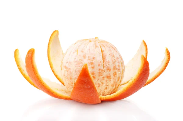 Mogen välsmakande mandarine med skal isolerad på vit — Stockfoto