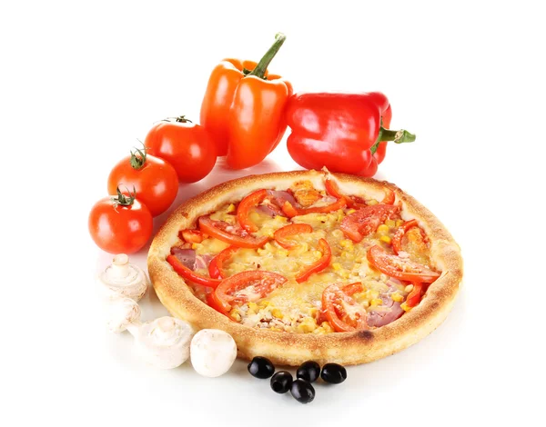 Ароматична піца з овочами та грибами ізольована на білому — стокове фото