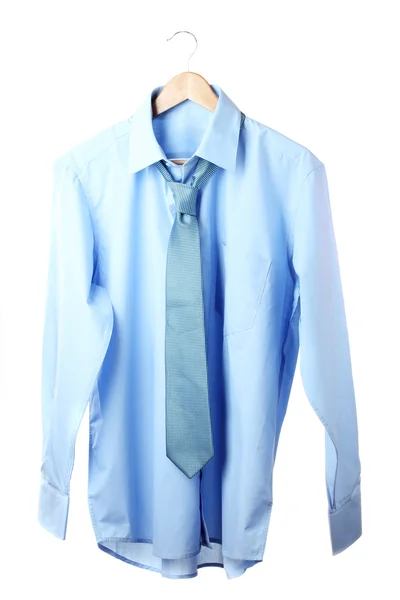 Niebieska koszula i krawat na drewniany wieszak na białym tle — Zdjęcie stockowe