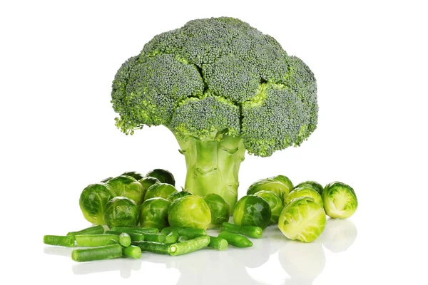 Frische Rosenkohl-Sprossen und Brokkoli mit französischen Bohnen isoliert auf weiß — Stockfoto