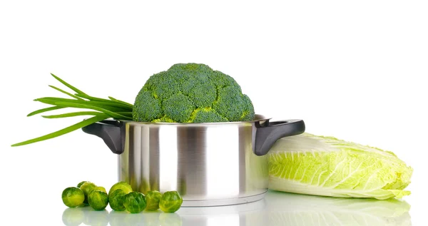 Čerstvé brokolice v pánvi a izolovaných na bílém zelí — Stock fotografie