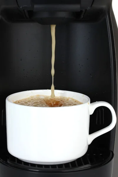 白いカップにコーヒーを注いでエスプレッソ マシン — ストック写真