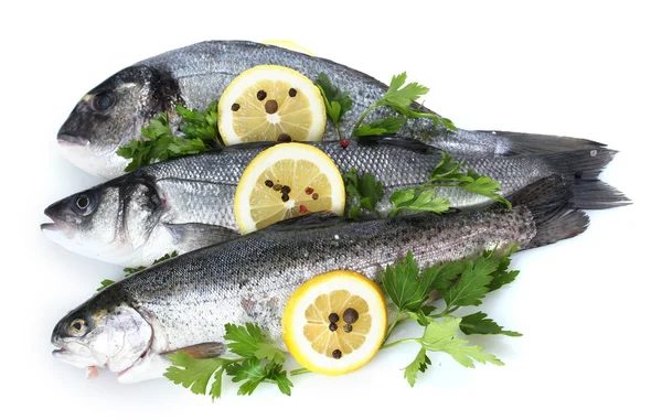 Φρέσκα ψάρια με λεμόνι, μαϊντανό και μπαχαρικών που απομονώνονται σε λευκό — Φωτογραφία Αρχείου
