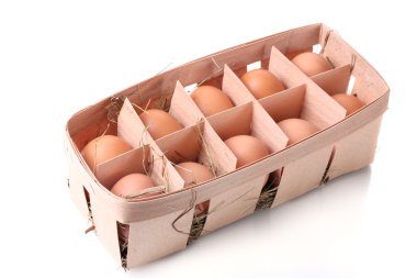 kutusunda üzerinde beyaz izole kahverengi yumurta