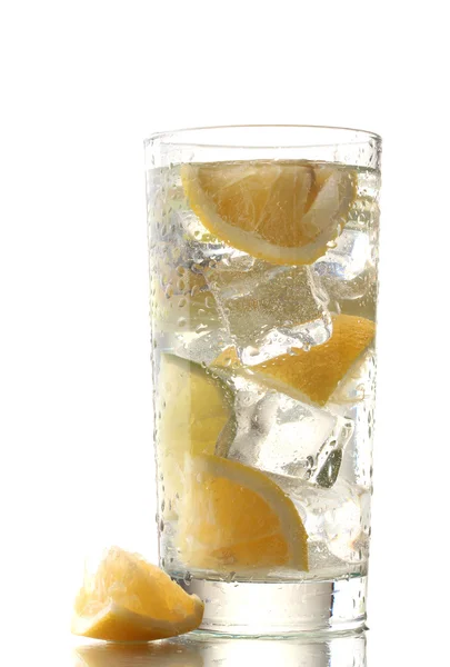 Hideg friss limonádé elszigetelt fehér — Stock Fotó