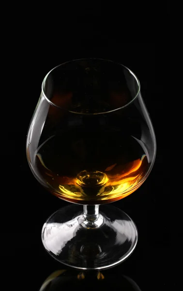 Verre de cognac sur fond noir — Photo