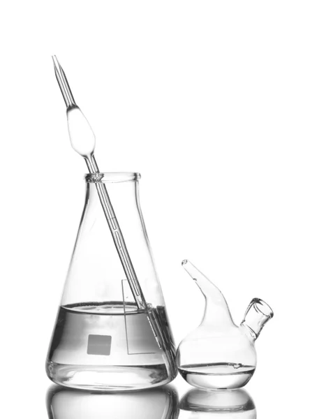 Flacon et compte-gouttes Schuster avec eau et réflexion isolés sur blanc — Photo