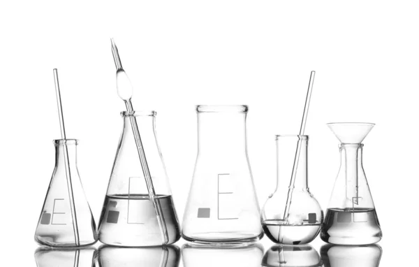 Verschillende laboratoriumglaswerk met water en lege met reflectie geïsoleerd op wit — Stockfoto