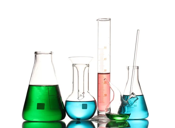 Vidros de laboratório diferentes com líquido colorido e com reflexão isolada em branco — Fotografia de Stock