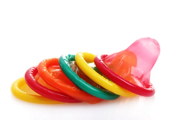 Барвисті презервативи ізольовані на білому — стокове фото