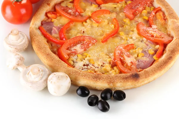 芳香披萨与孤立在白色的蔬菜和蘑菇特写 — 图库照片