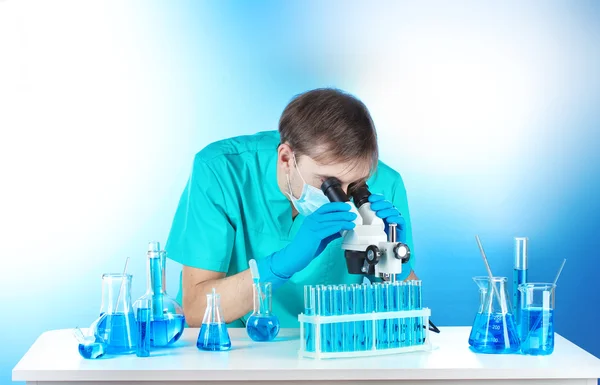 Cientista no laboratório que trabalha com microscópio — Fotografia de Stock