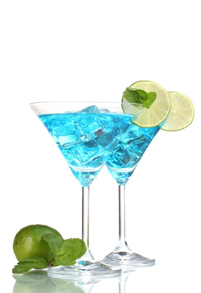 Cocktail in martini glazen met ijs geïsoleerd op wit blauw — Stockfoto