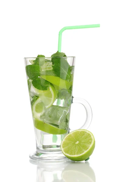 Glas Cocktail mit Limette und Minze isoliert auf weiß — Stockfoto