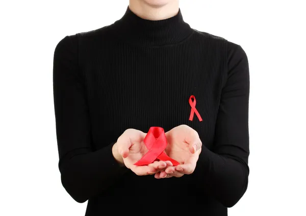 Kobieta z pomocy świadomości czerwoną wstążką w ręce na białym tle — Zdjęcie stockowe