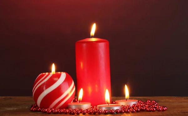 Prachtige kaarsen op houten tafel op donkere achtergrond — Stockfoto