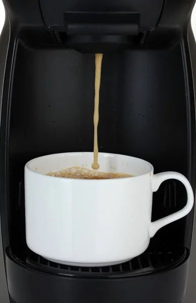 Espresso mesin menuangkan kopi dalam cangkir putih — Stok Foto