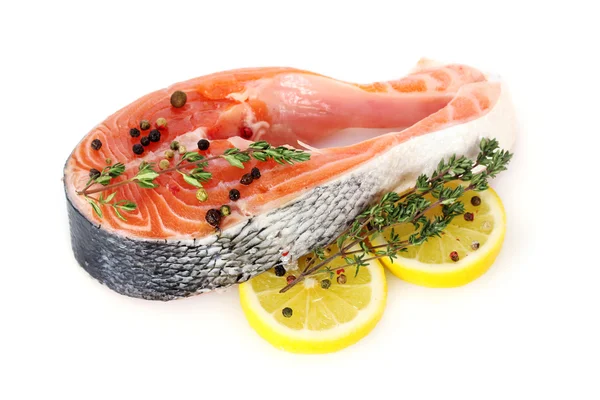 Limon ve kekik üzerine beyaz izole kırmızı balık — Stok fotoğraf