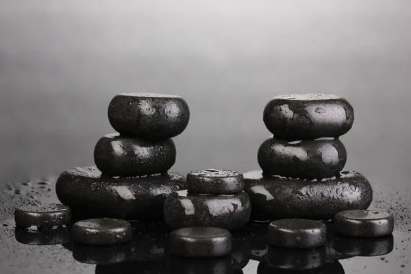 Piedras de spa con gotas de agua sobre fondo gris —  Fotos de Stock