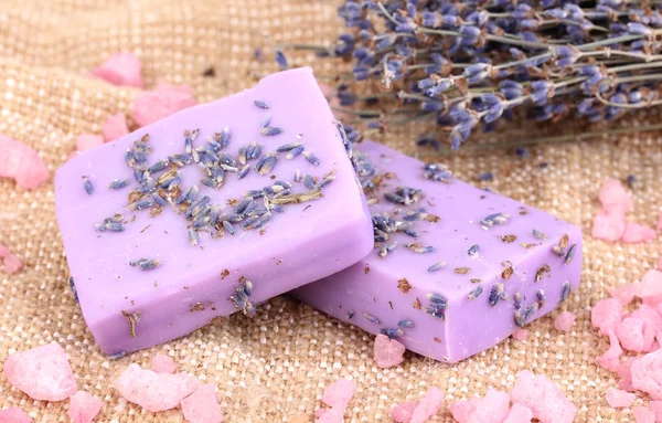 Lavendel handgemaakte zeep op rouwgewaad — Stockfoto