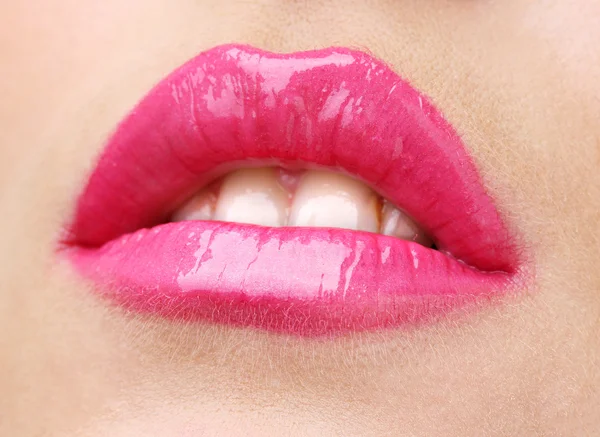 Beau maquillage de lèvres brillantes rose glamour — Photo